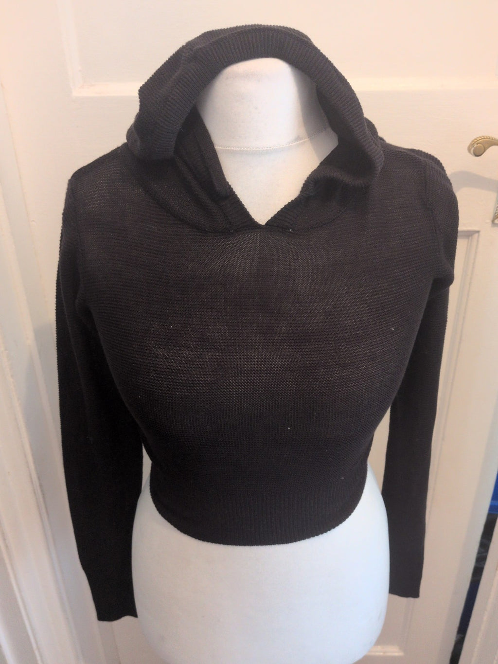 Select Small Black Pullover Cropped Hoodie