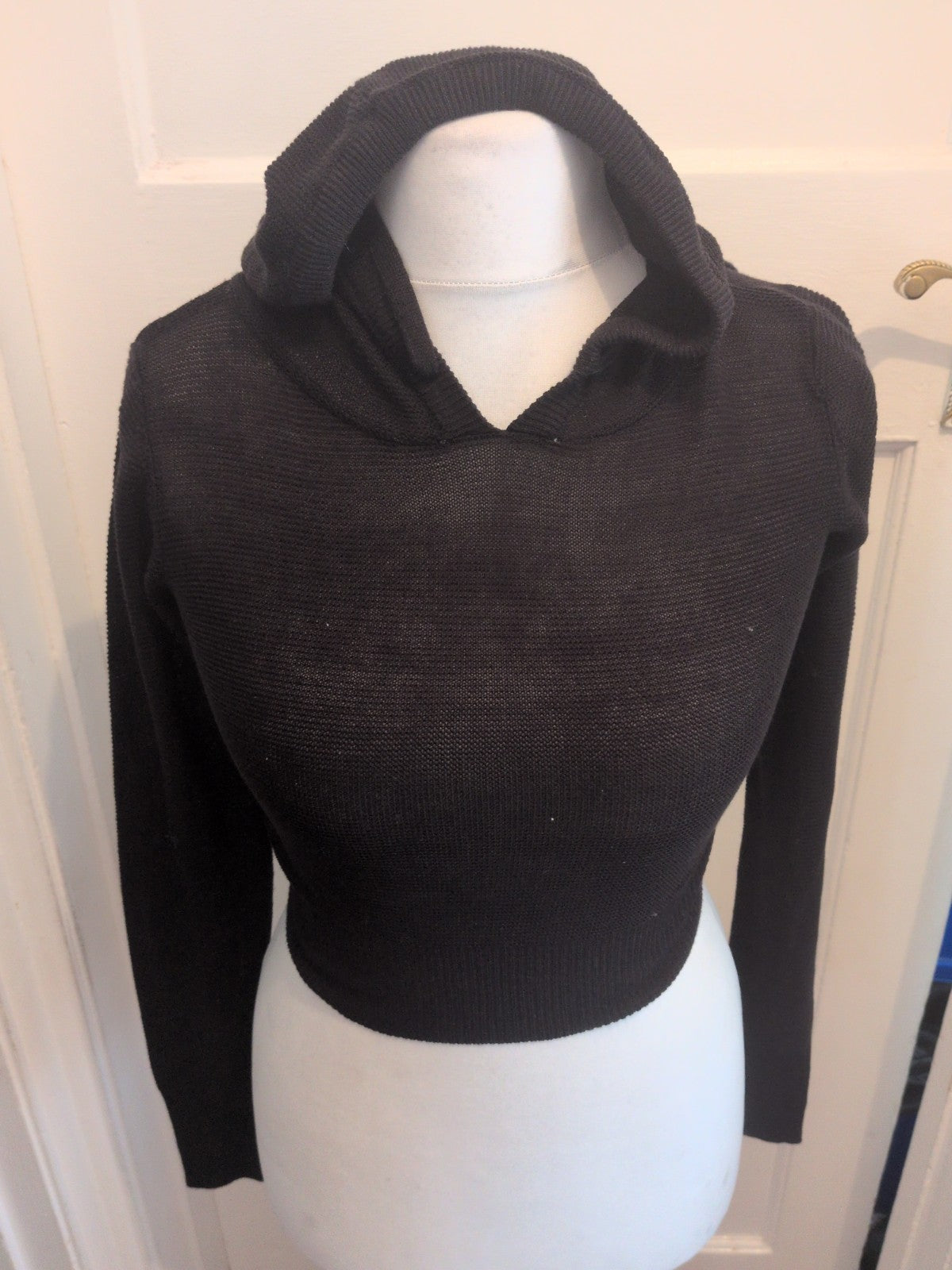 Select Small Black Pullover Cropped Hoodie