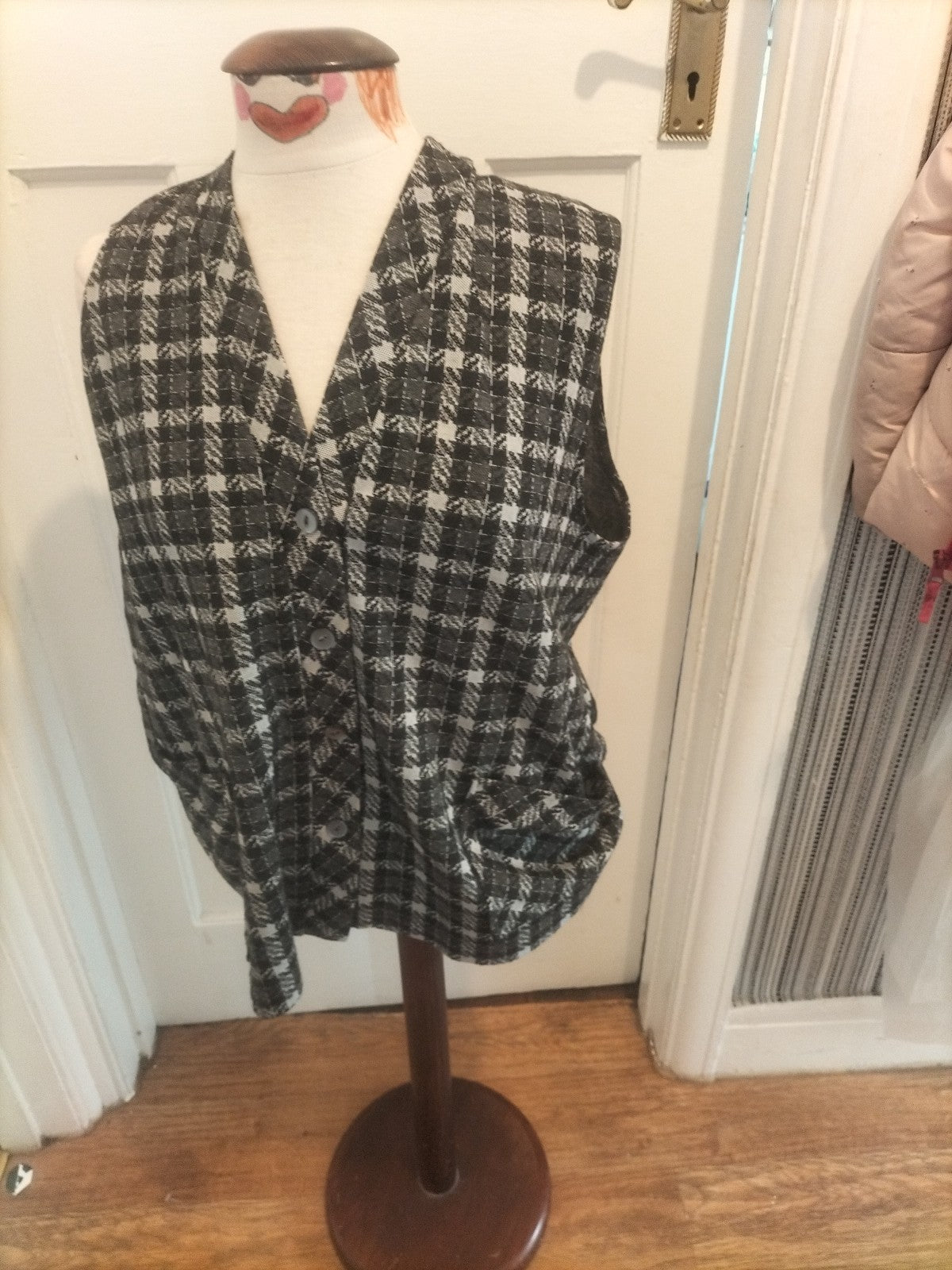 Ladies Carr&Westley Size 20 Black White Grey Check Sleeveless Blouse