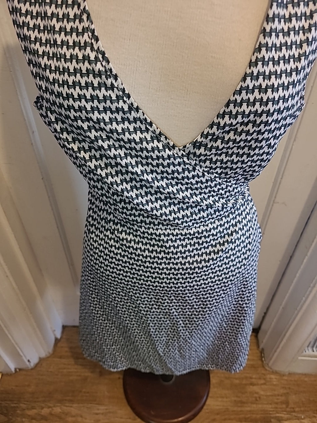 Ladies Size XL Green White Sleeveless Wrap Dress