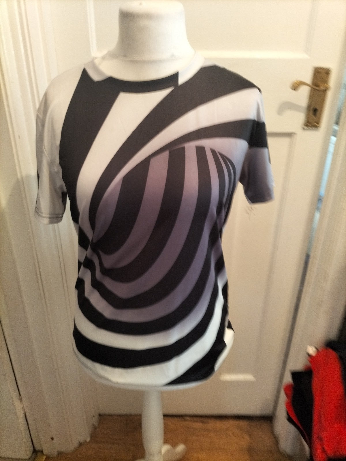Ladies Size M Black/Silver/Grey/Black Short Sleeved T-shirt