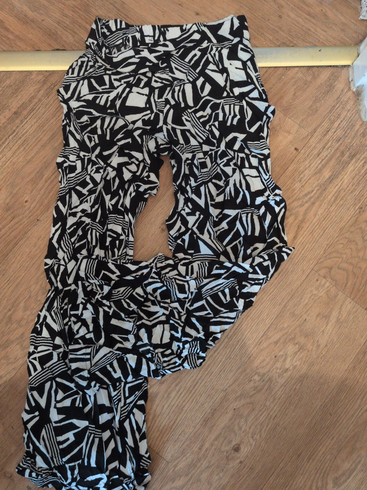 Ladies Small Black And White Pattern Elasticated Trouser