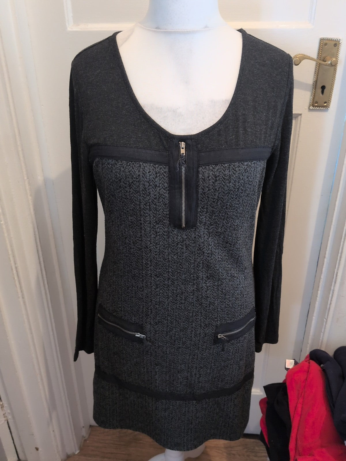 Ladies Yest Size 12 Grey Toned Long Sleeved Dress