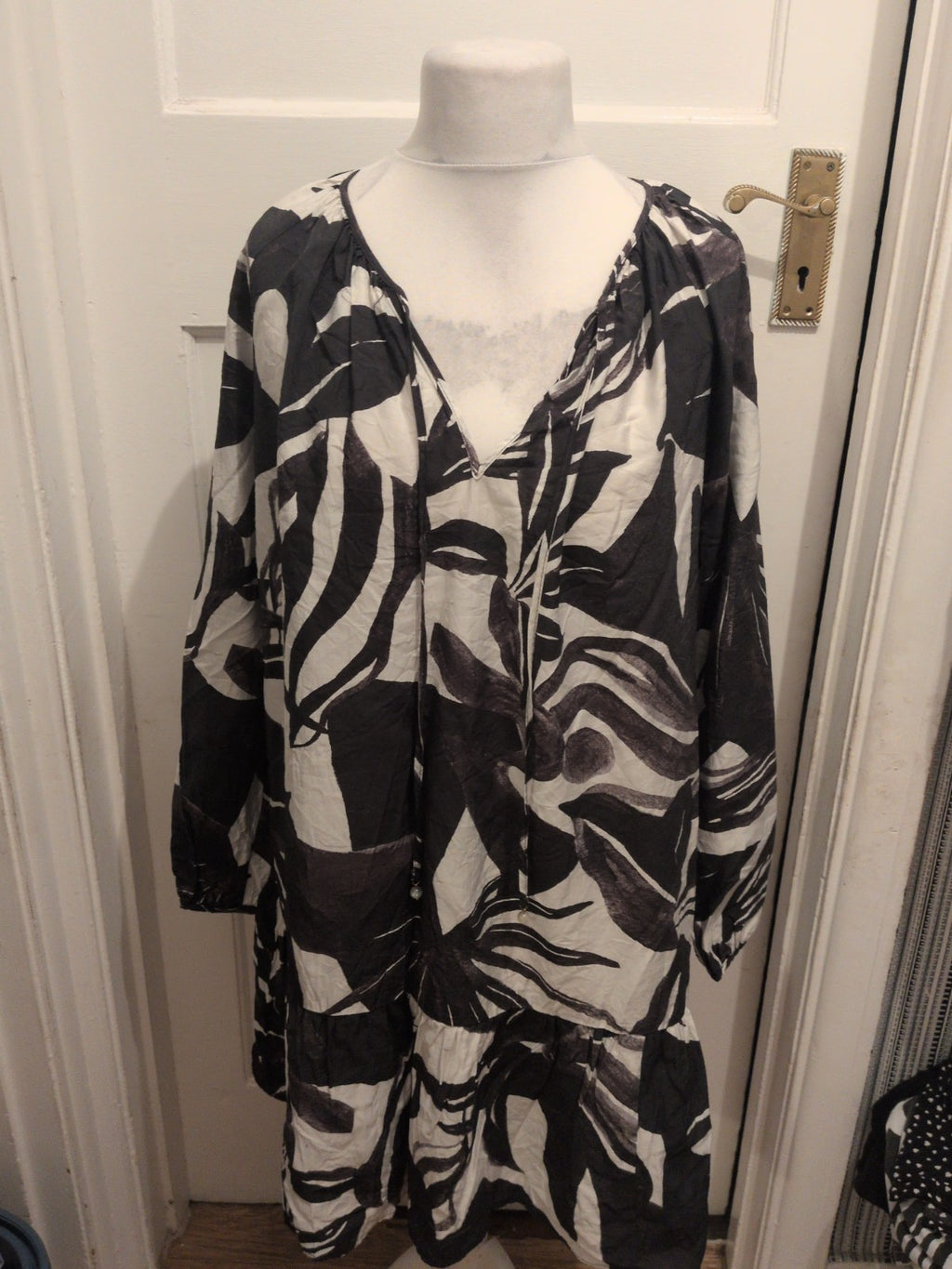 Ladies H&M Size XL Black And White Long Sleeve V Neck Blouse