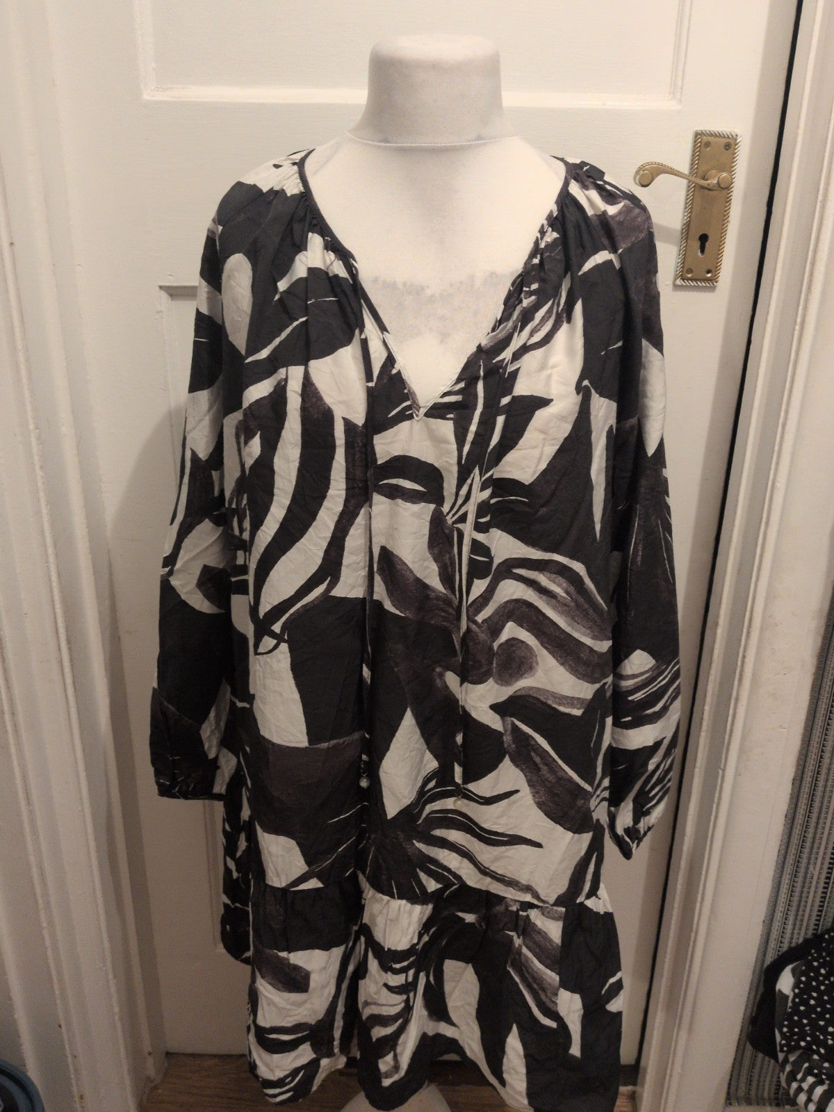 Ladies H&M Size XL Black And White Long Sleeve V Neck Blouse