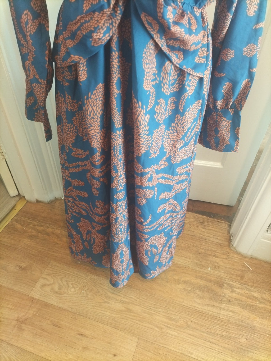 Ladies Large Brown Blue Long Sleeved V Neck Dress