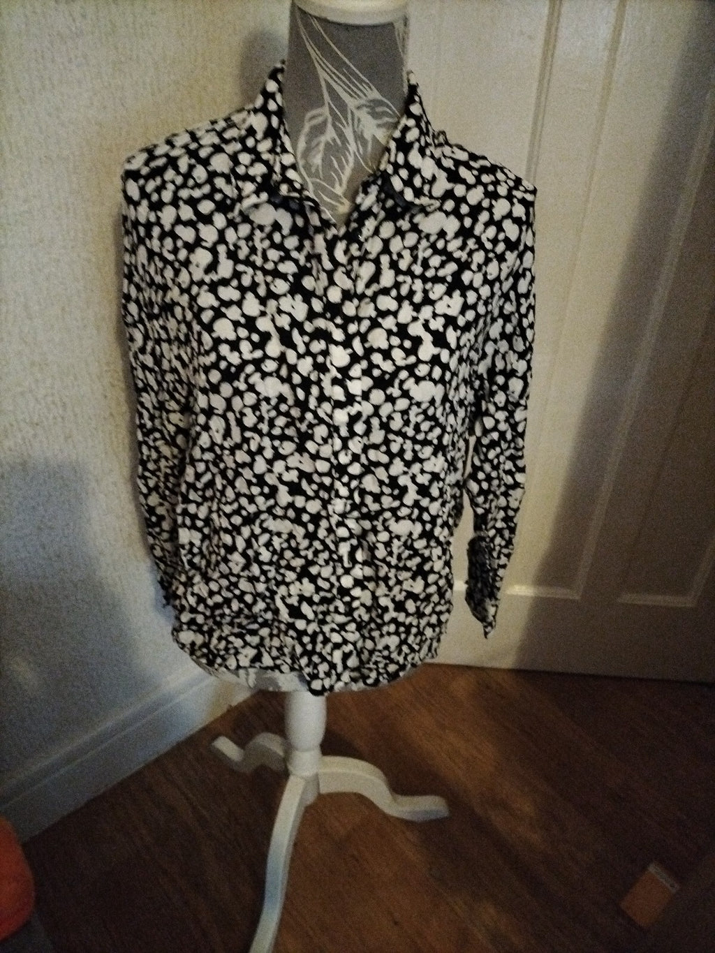 Ladies Tu Size 8 Black/White Long Sleeved Blouse