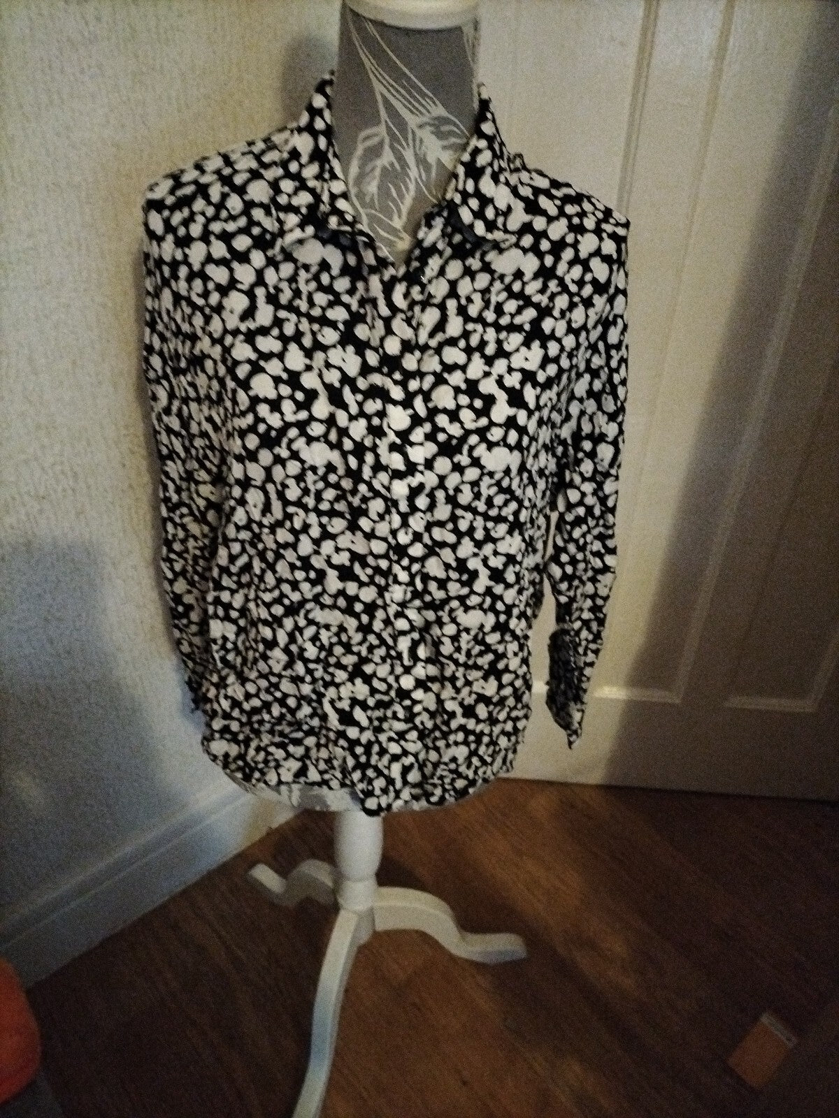 Ladies Tu Size 8 Black/White Long Sleeved Blouse