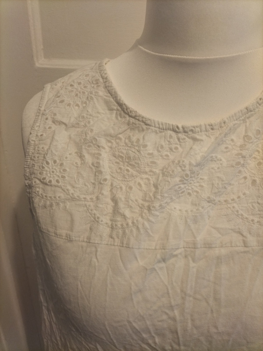 Ladies M&Co Size 20 White Sleeveless Patterned Blouse