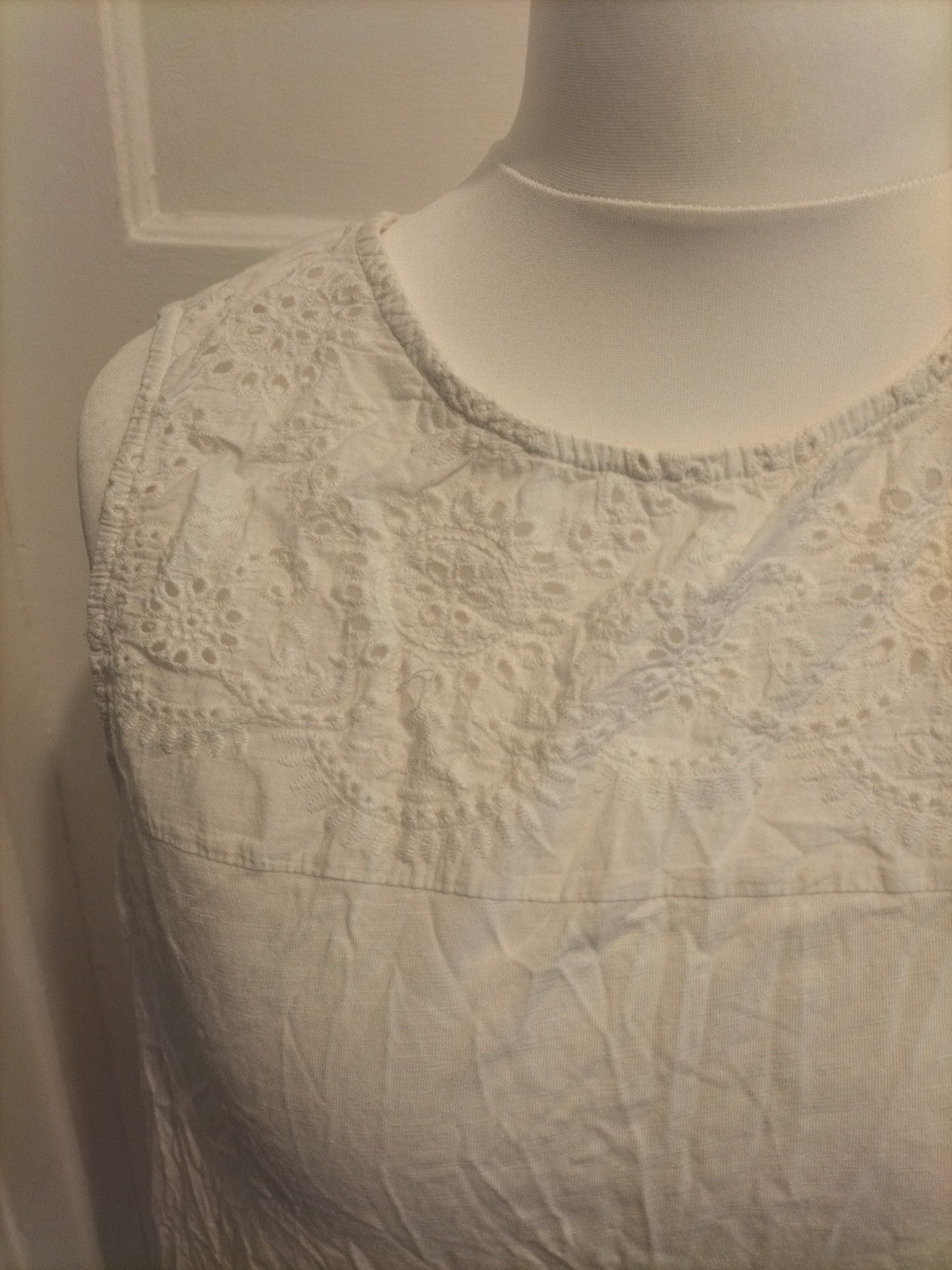 Ladies M&Co Size 20 White Sleeveless Patterned Blouse