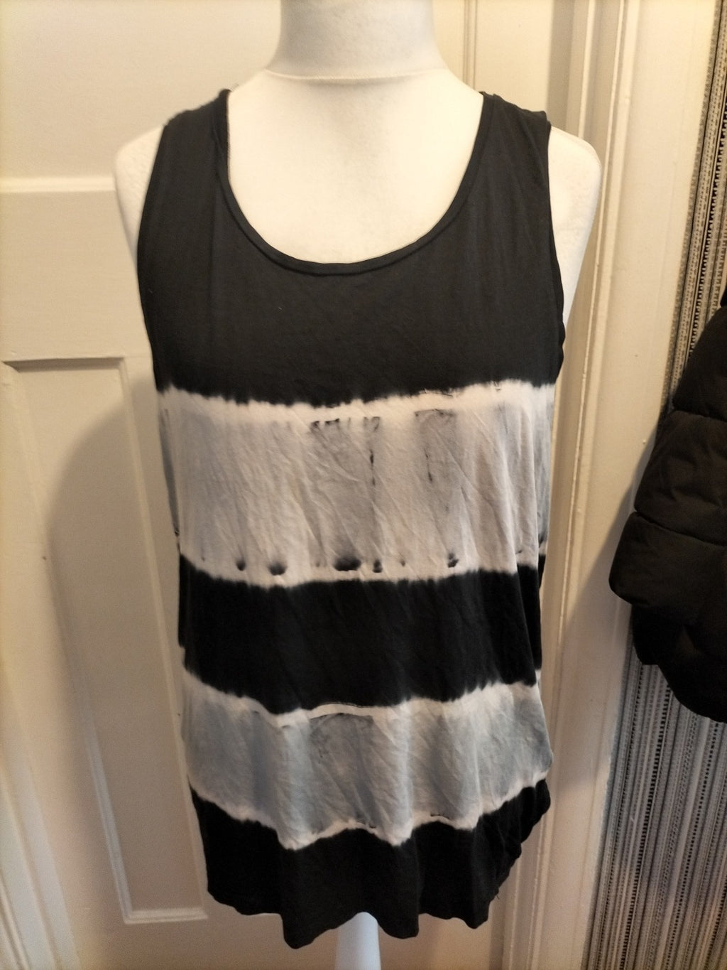 Ladies H&M Size Large Grey And Black Print Sleeveless Tshirt