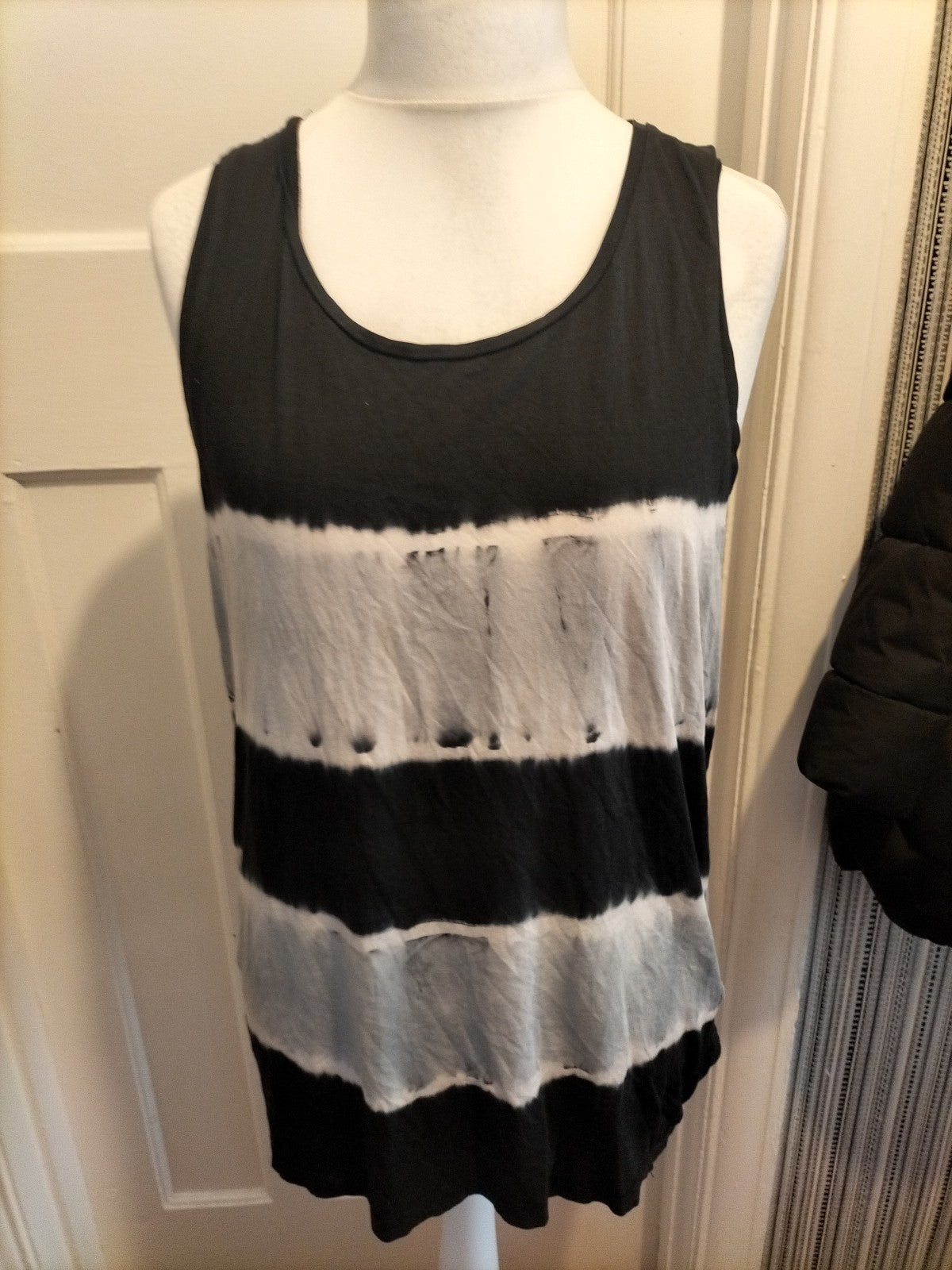 Ladies H&M Size Large Grey And Black Print Sleeveless Tshirt