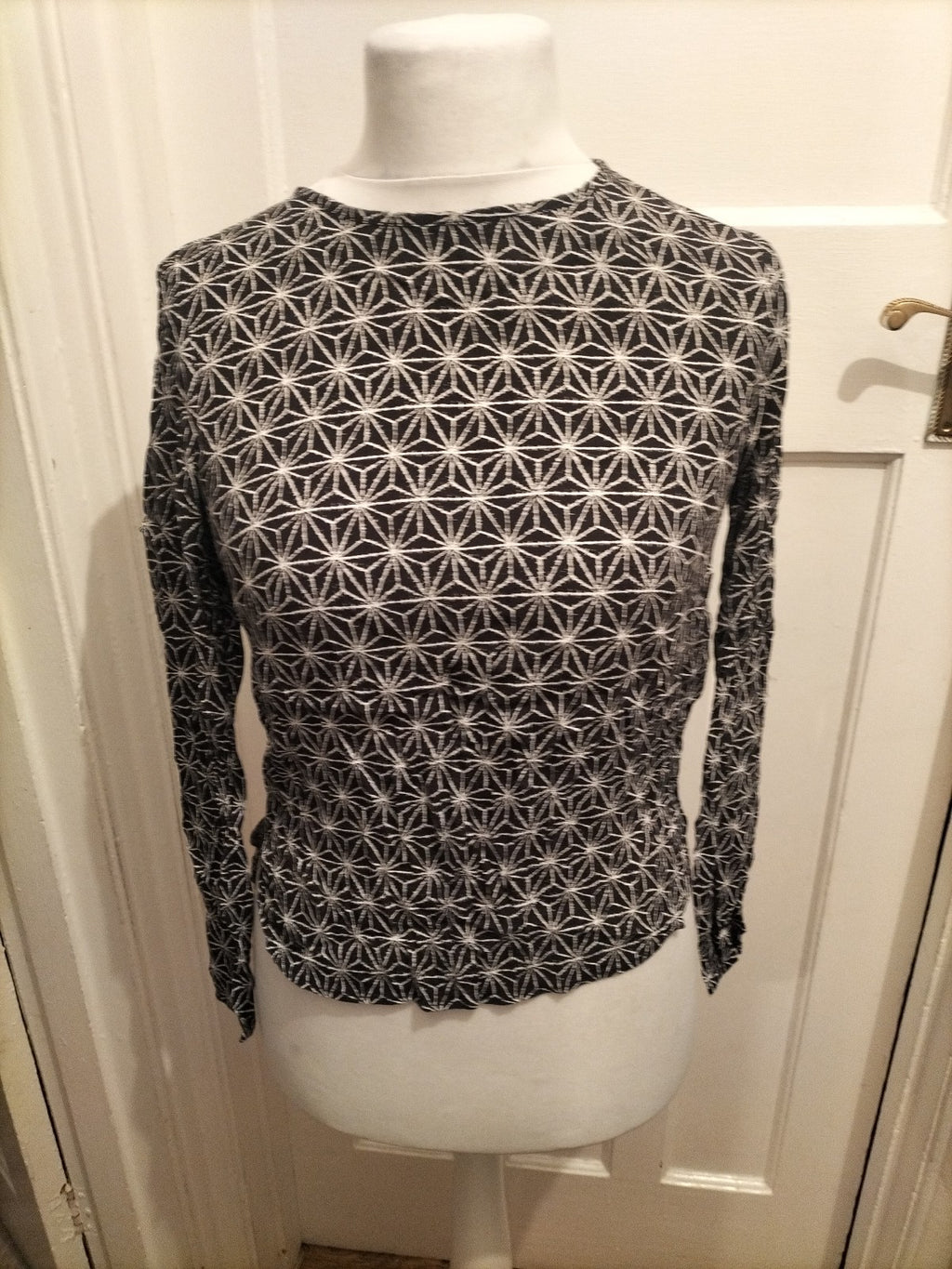 Ladies H&M Size 8 Black And White Spiral Sleeveless Blouse