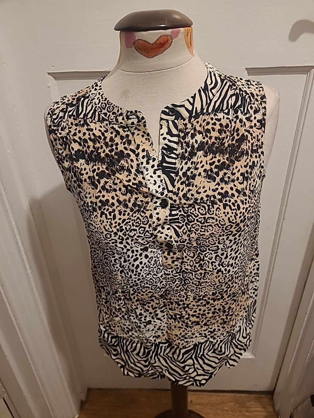 Ladies Tu Size 8 Beige/Black Sleeveless Patterned Blouse