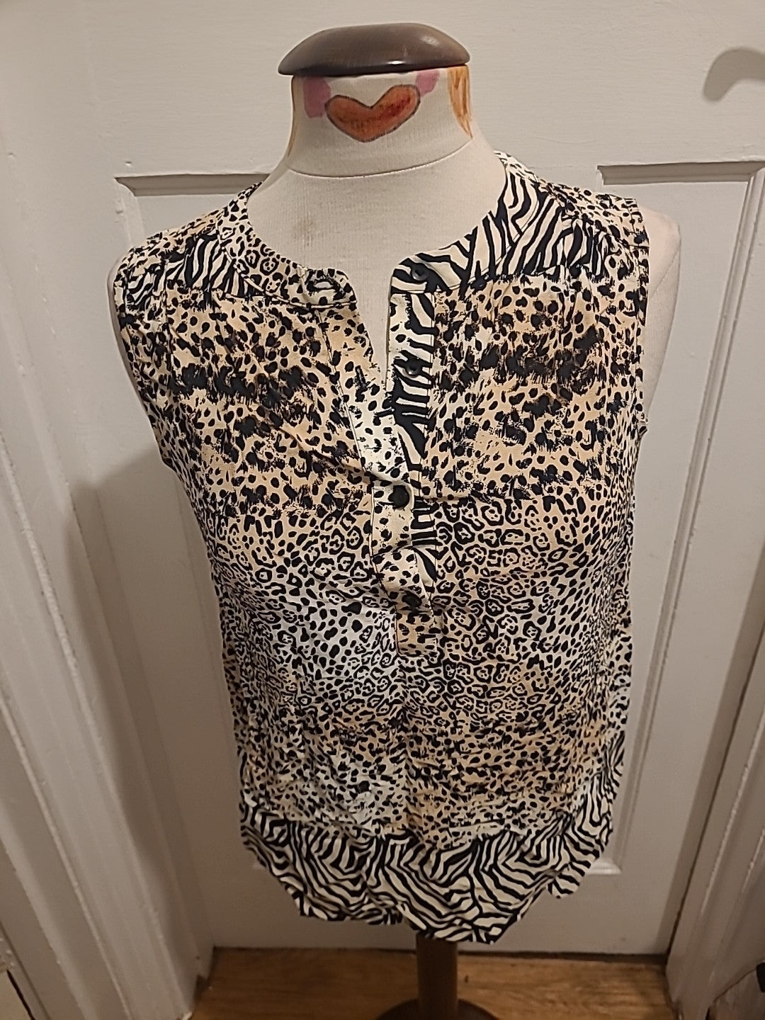 Ladies Tu Size 8 Beige/Black Sleeveless Patterned Blouse