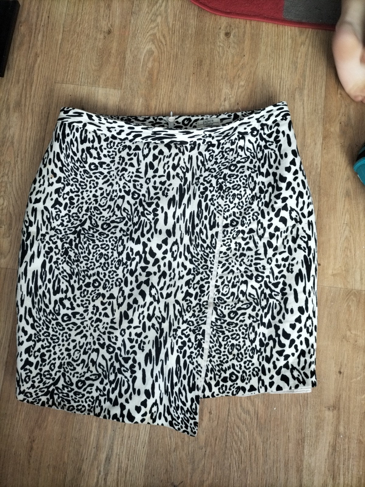 Ladies Papaya Size 18 Black And White Lined Skirt