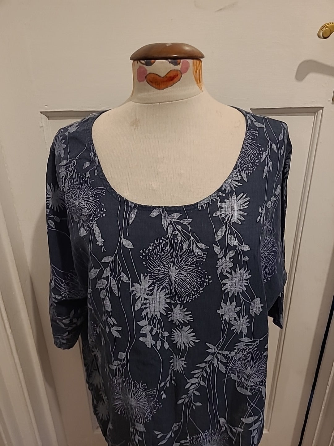 Ladies Size 2XL Grey/White Floral Short Sleeved Tshirt