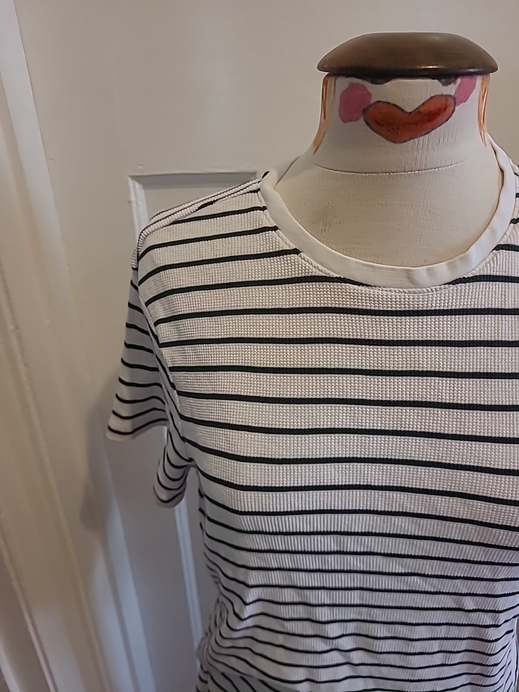 Ladies Tu Size Medium Black White Short Sleeved Sleepwear Tshirt