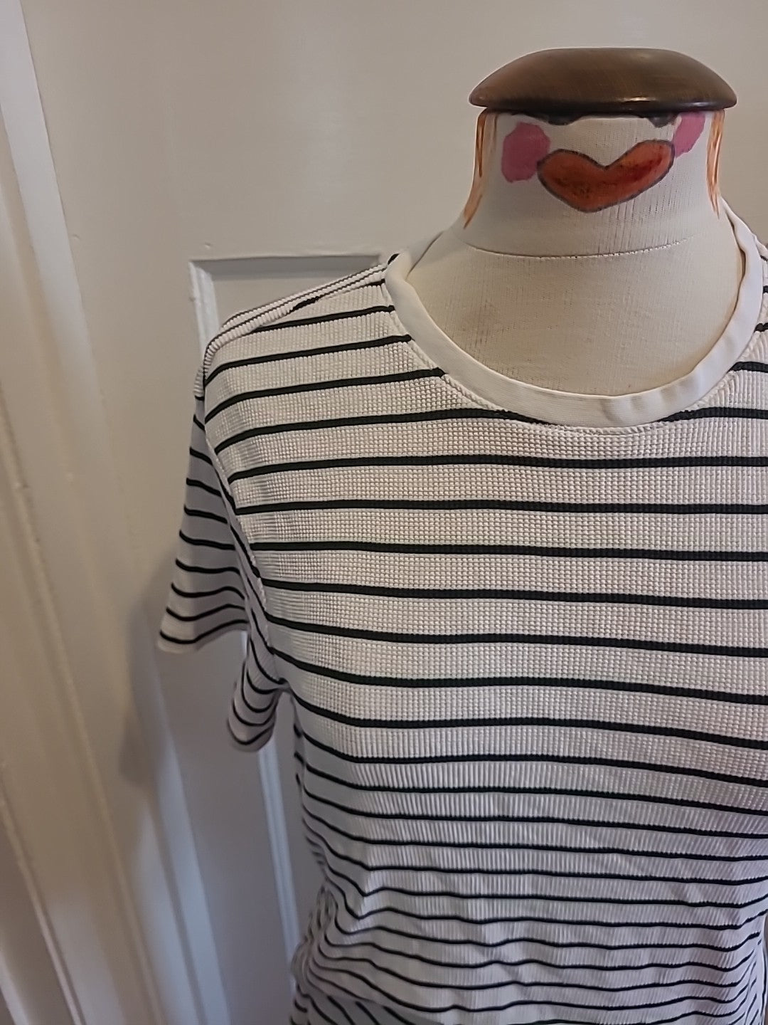 Ladies Tu Size Medium Black White Short Sleeved Sleepwear Tshirt