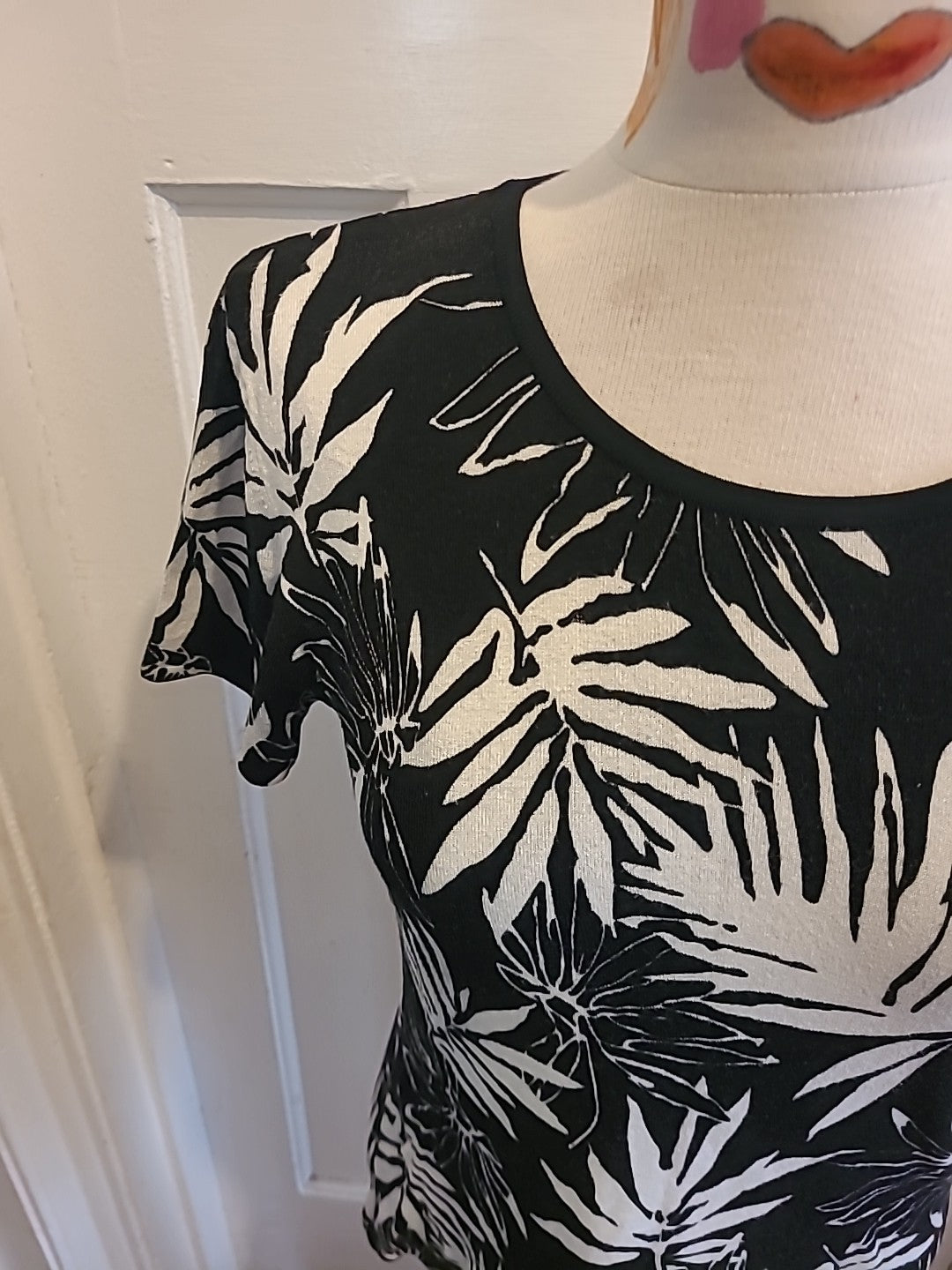 Ladies Roman Size Small Black White Floral Padded Short Sleeved Tshirt