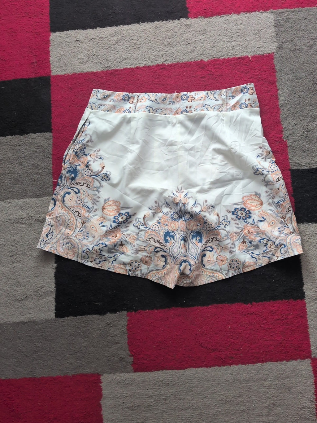 L/XL White Aztec Pattern Lightweight Shorts
