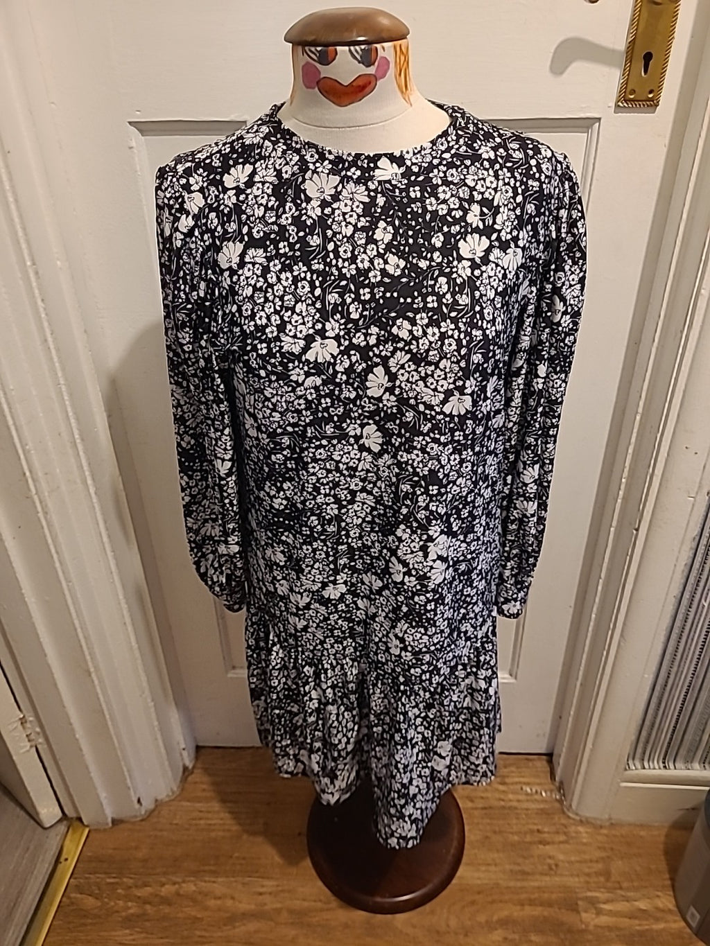 Ladies Peacocks Size 12 Black White Floral Long Sleeved Dress