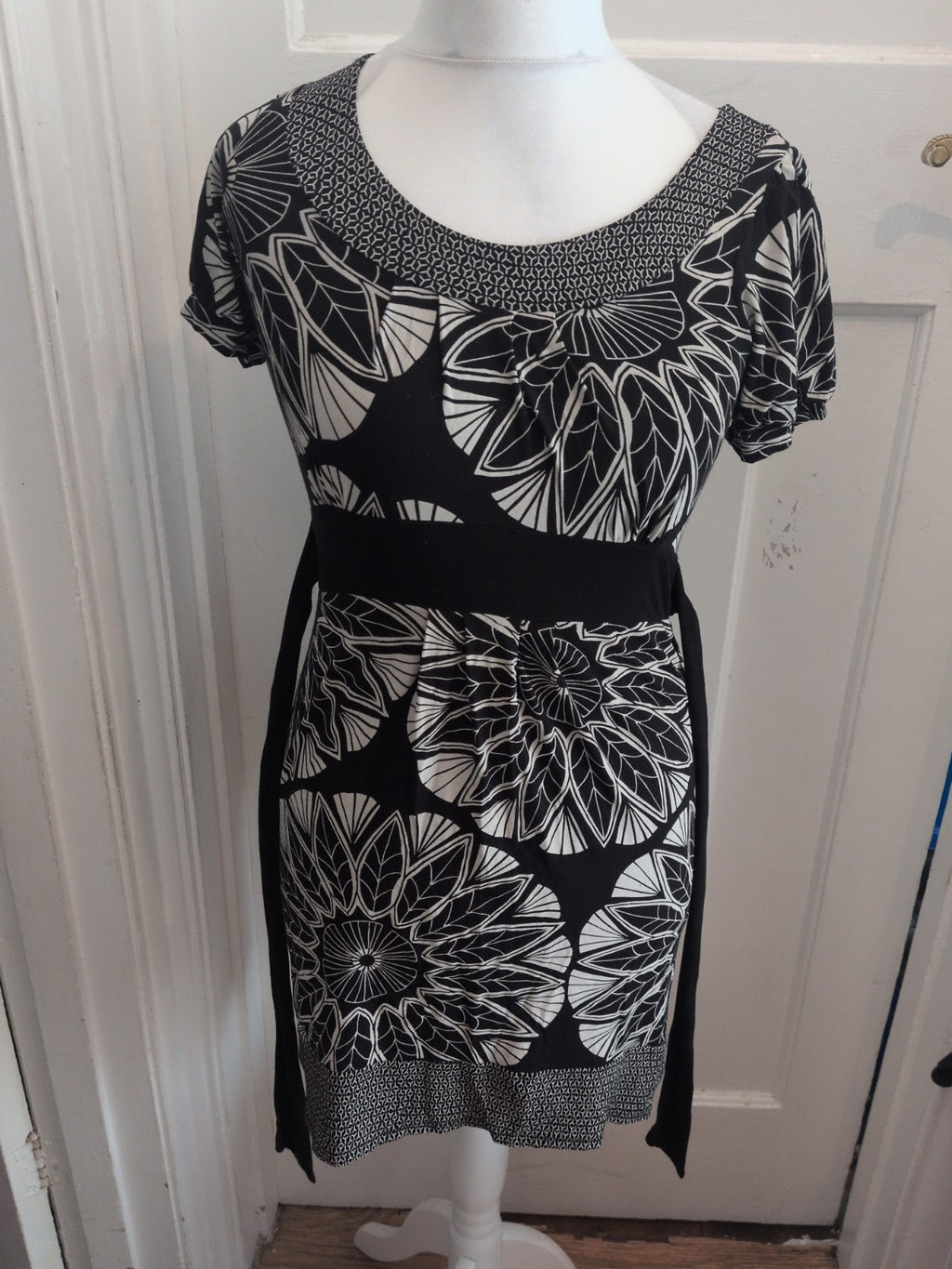 Oasis 8 Black And White Floral Short Sleeve Dress Belt Attached