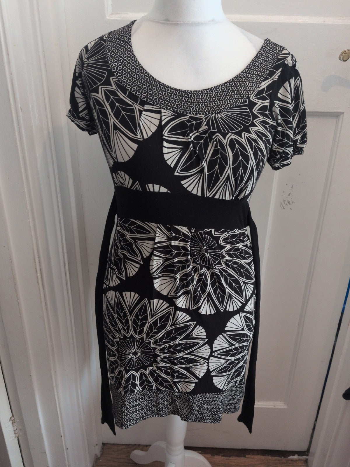 Oasis 8 Black And White Floral Short Sleeve Dress Belt Attached