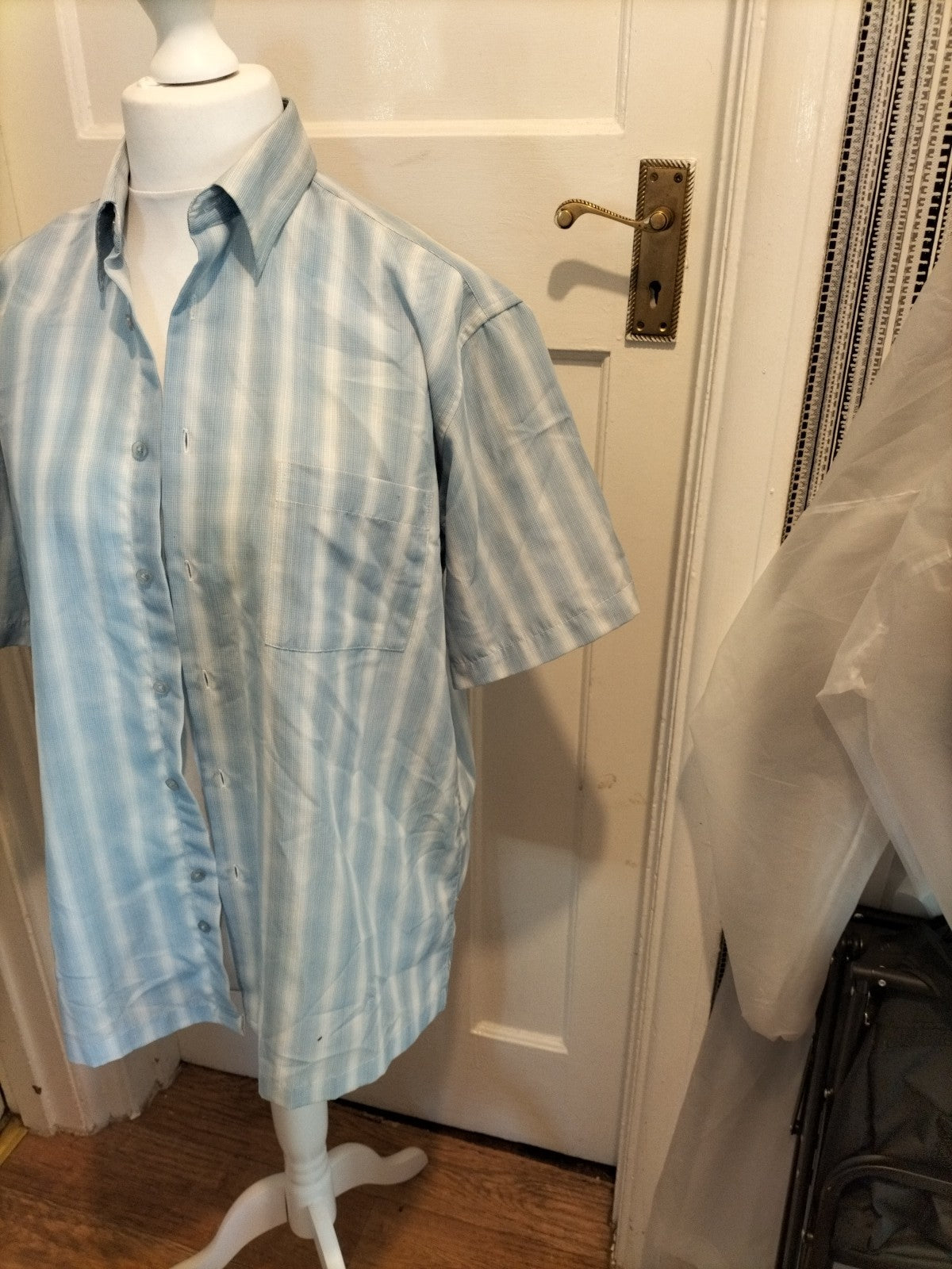 Mens Kingston Size Large Blue And White Short Sleeved Shirt