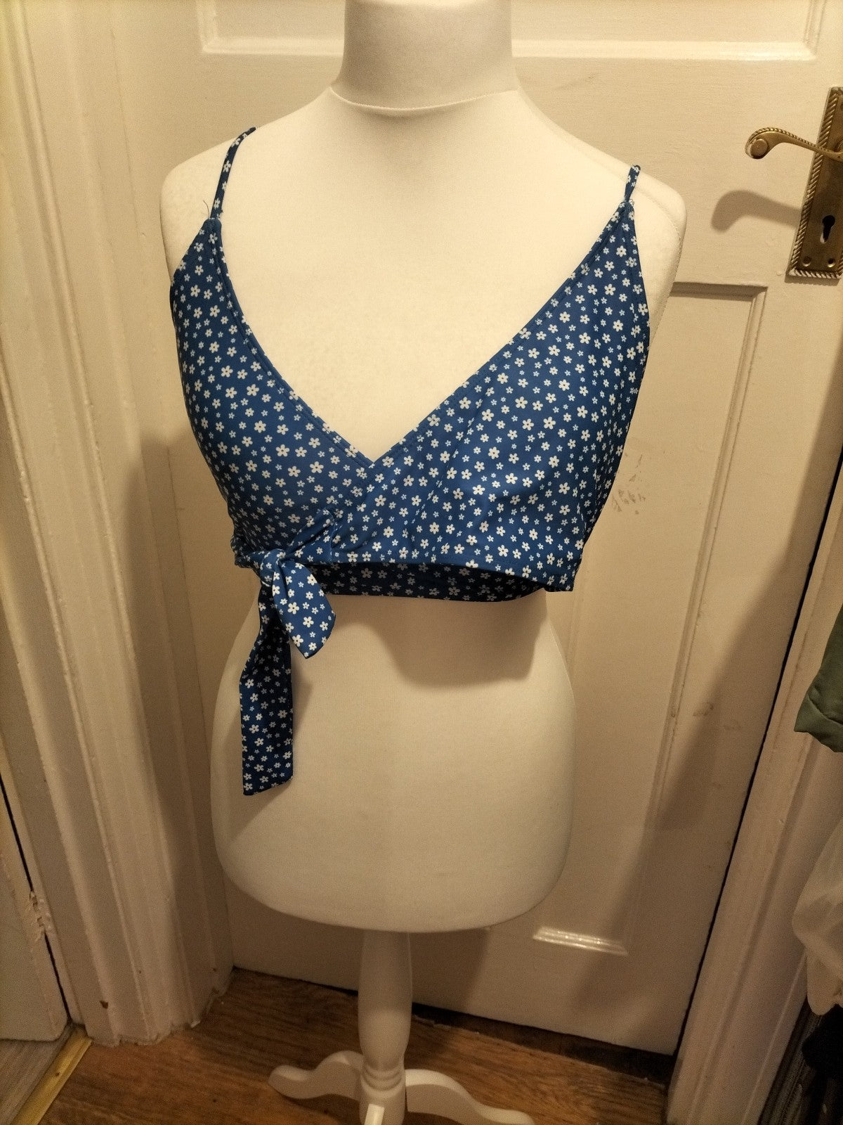 Ladies Size Medium Blue And White Floral Bikini Bra