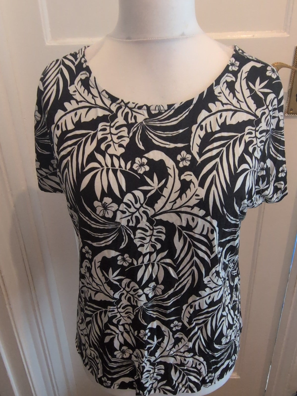 Tu 14 Black&White Floral Short Sleeve Blouse