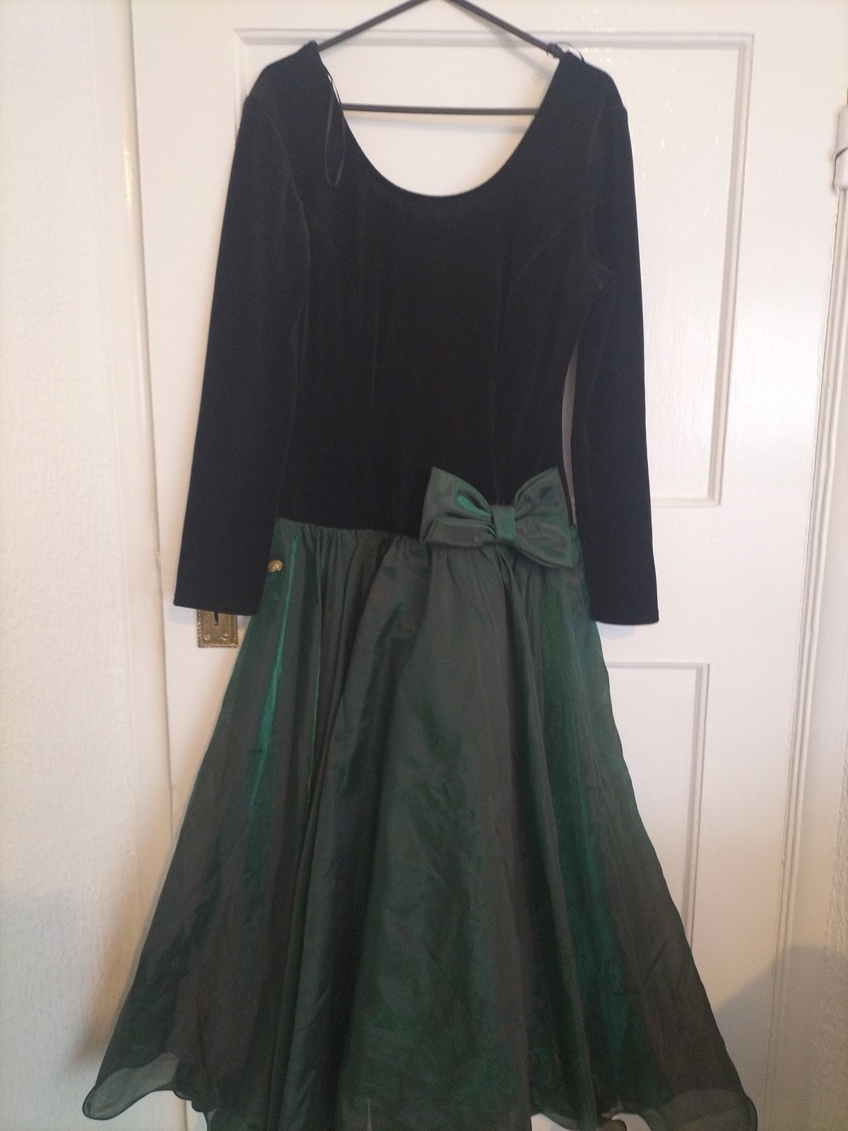 Ladies Opera Size 12 Black And Green Lined Under Long Sleeved Dress
