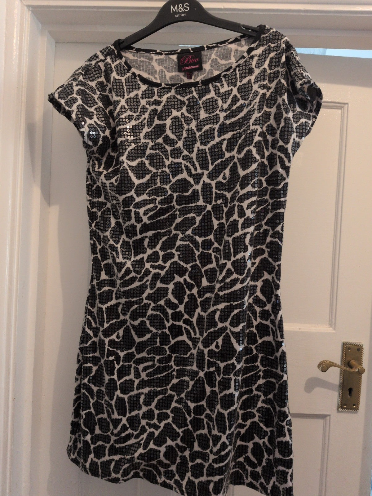 Boohoo 12 Black And White Sequin Short Sleeve Dress