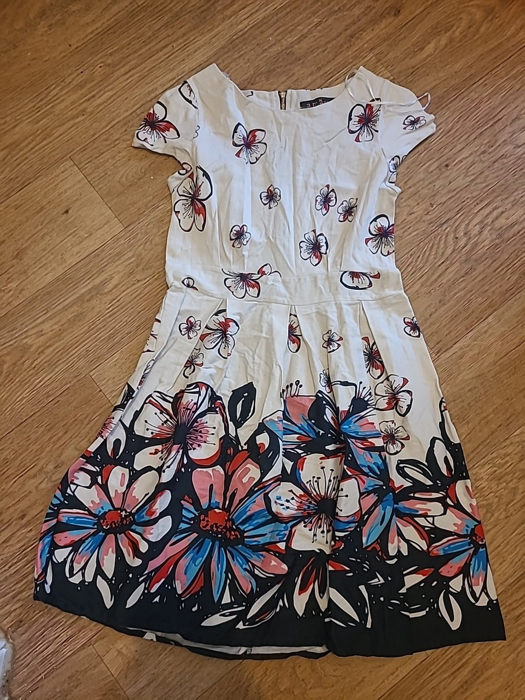 Ladies Amaya Size 10 Ivory With Black Red Floral Sleeveless Dress
