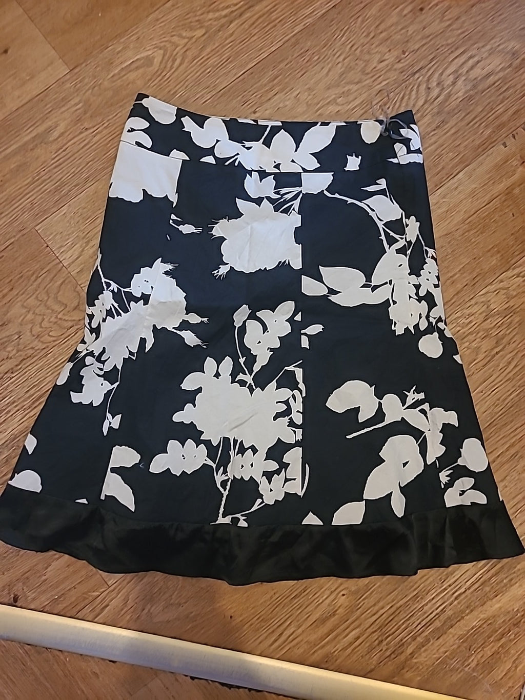 Ladies Fever London Size 8 Black White Floral Lined Skirt