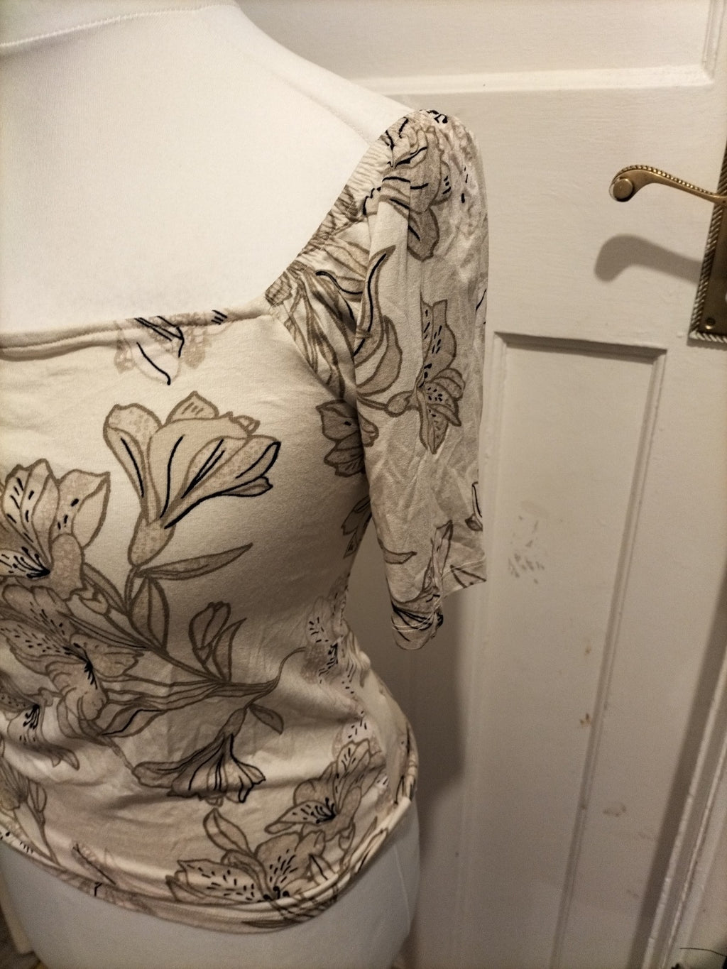 Ladies Roman Size 12 Pale Beige Floral Short Sleeved Blouse