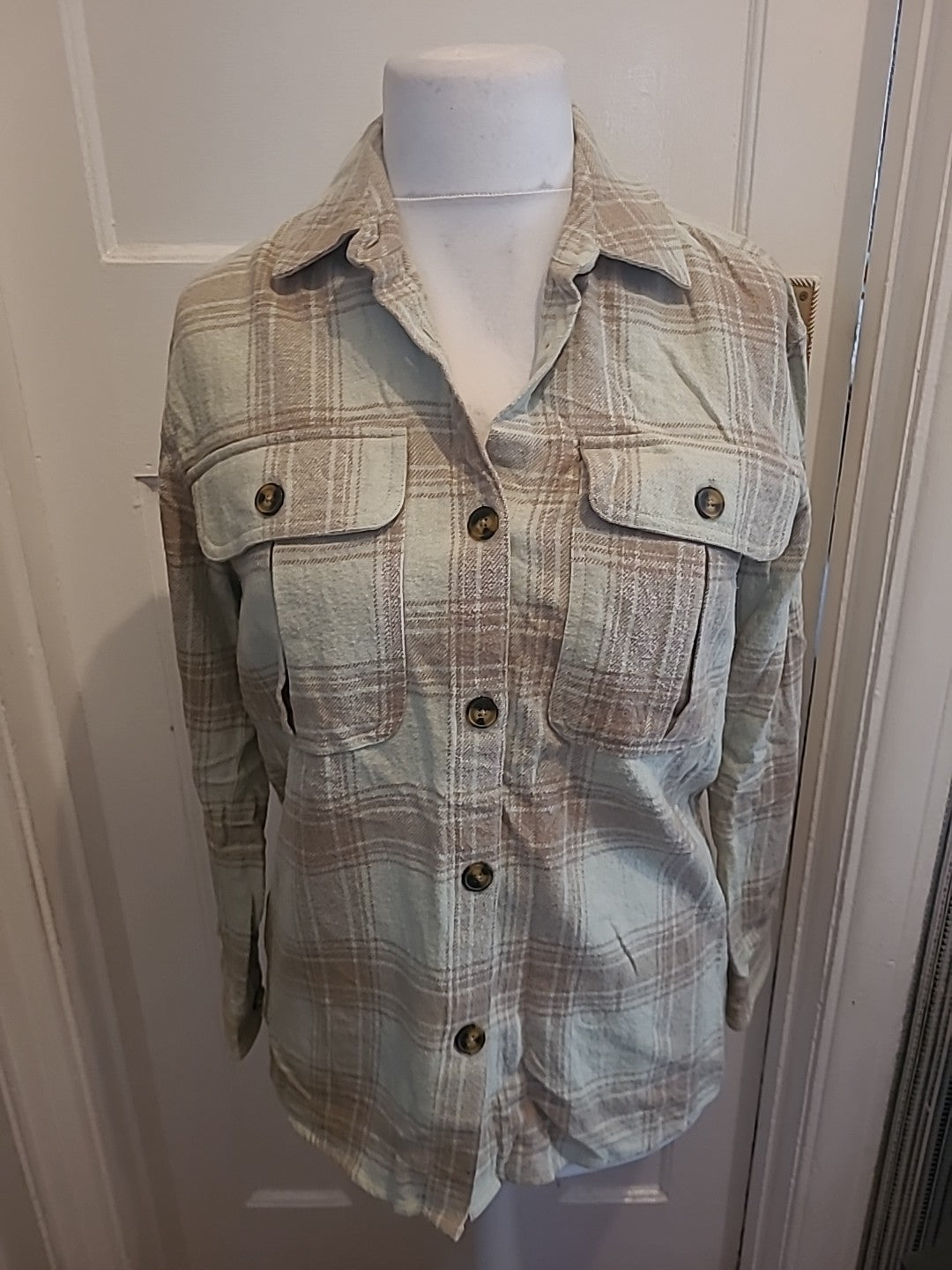 Ladies Tu Size 8 Beige And Brown Long Sleeved Buttoned Blouse