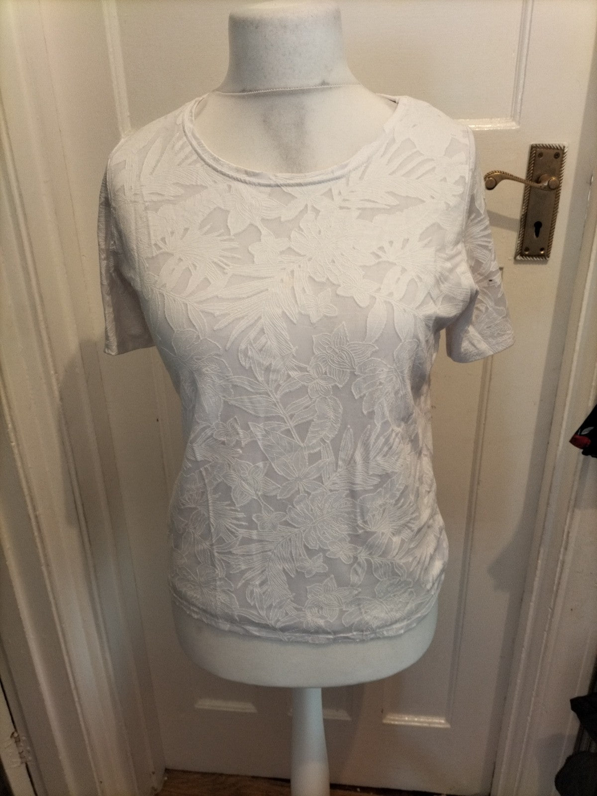 Ladies Isle Size 10-12 White Floral Short Sleeved Tshirt