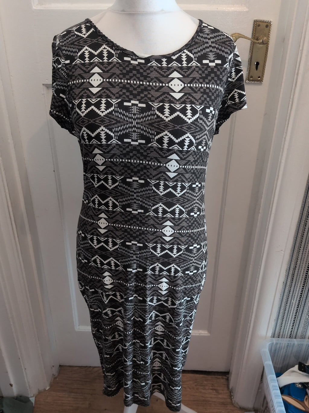 Peacocks 14 Grey White Black Short Sleeve Round Neck Dress
