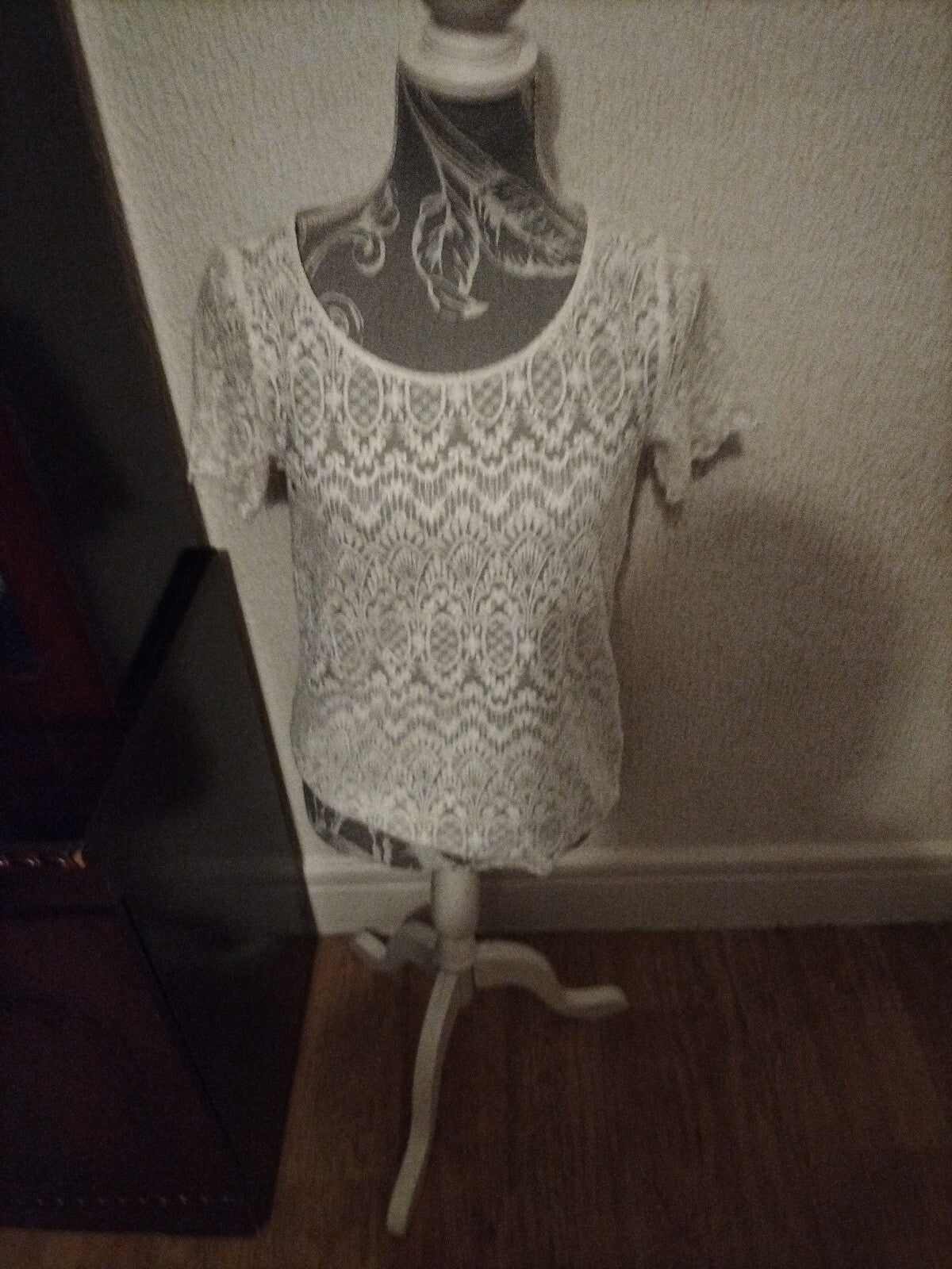 Ladies H+M Size 6 White Short Tshirt