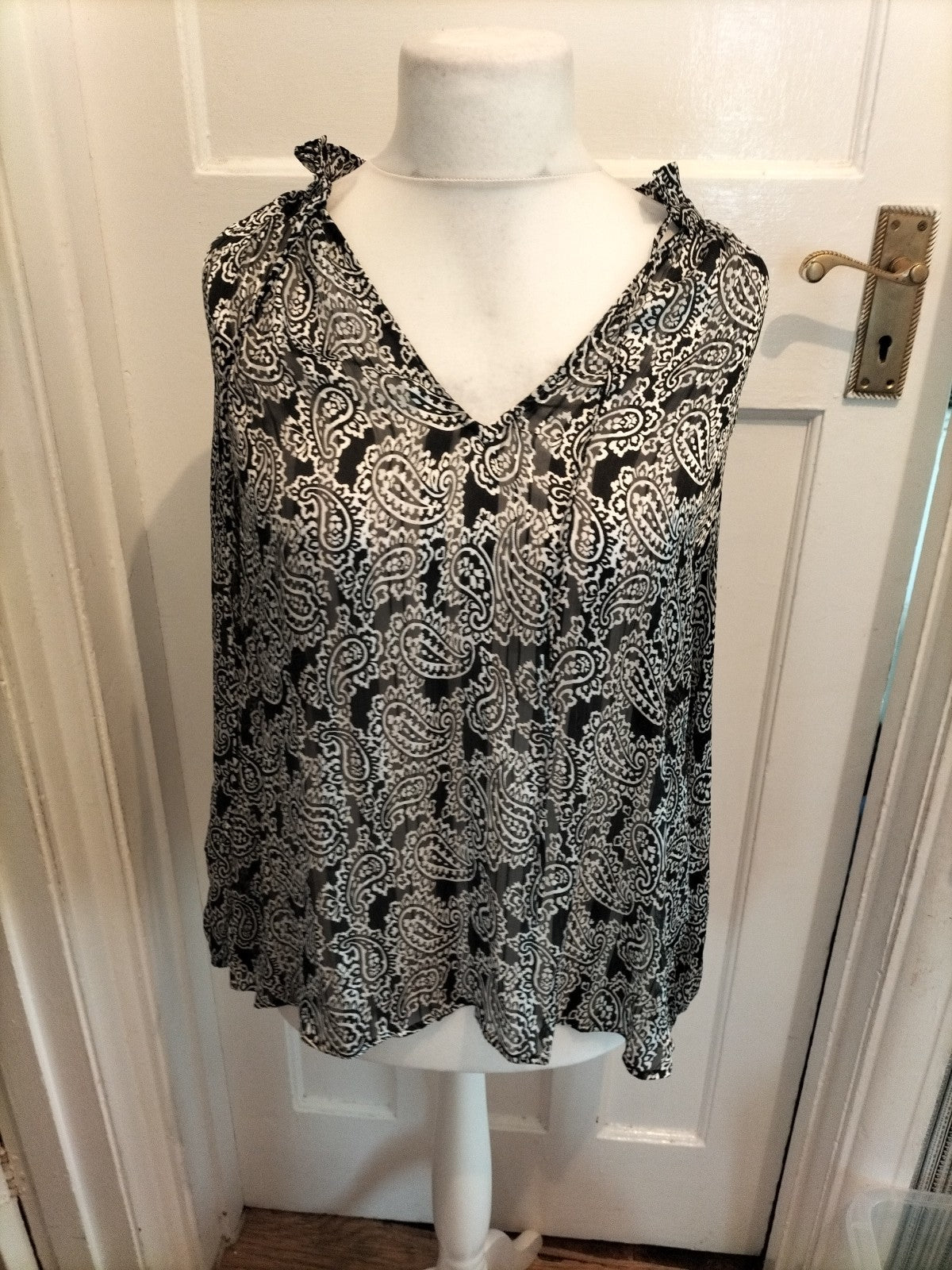 Ladies H&M Size M Black And White Aztec Long Sleeved Blouse