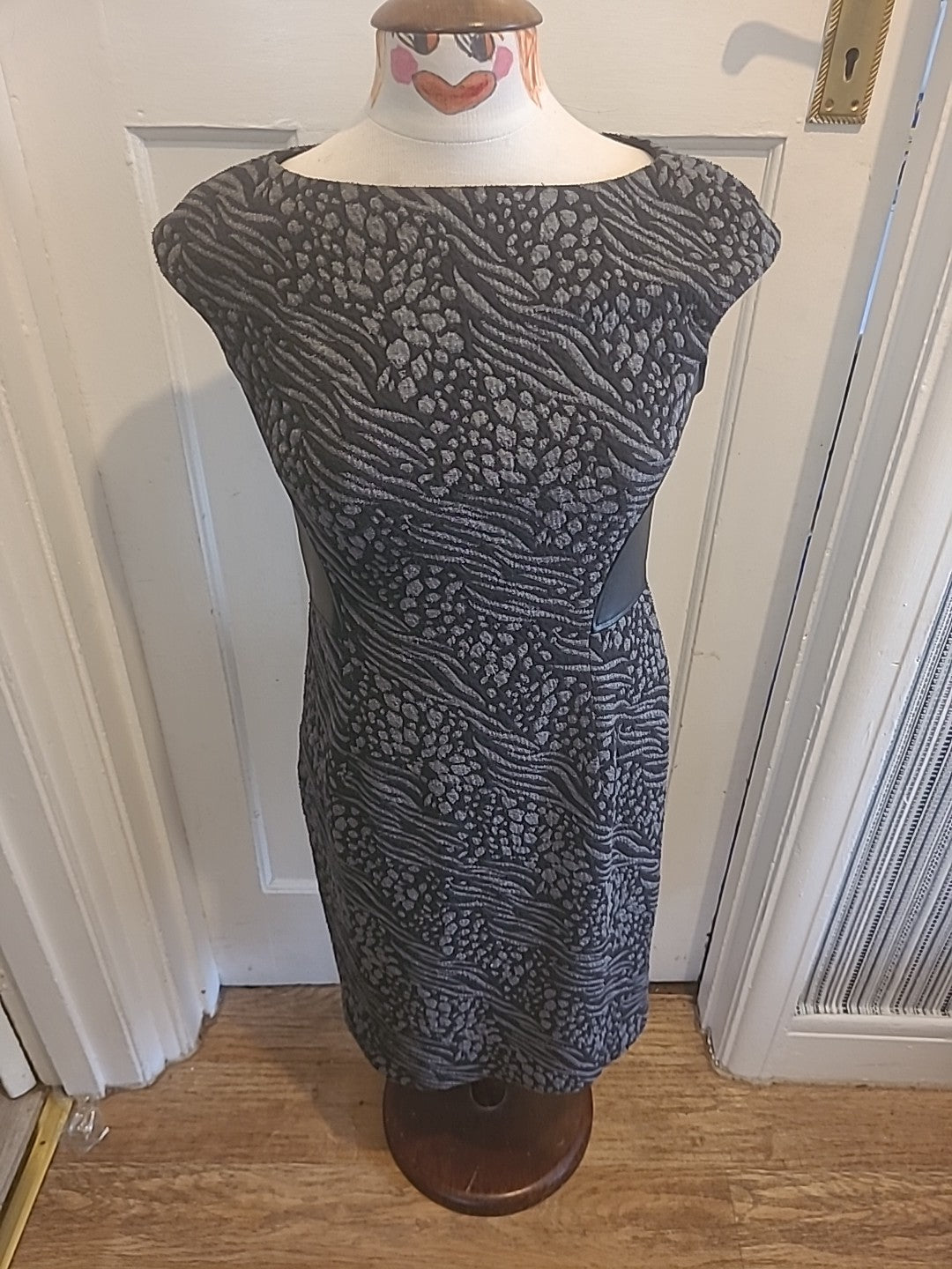 Ladies Maggy London Size 8 Grey Black Sleeveless Dress