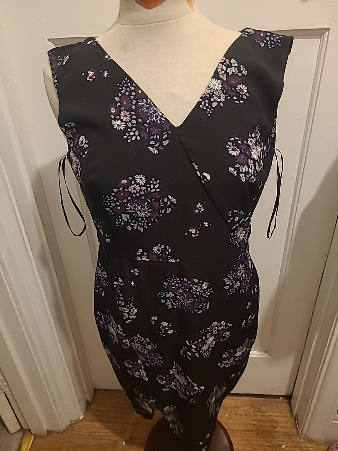 Ladies Apricot Size 10 Black Floral V Neck Sleeveless Dress