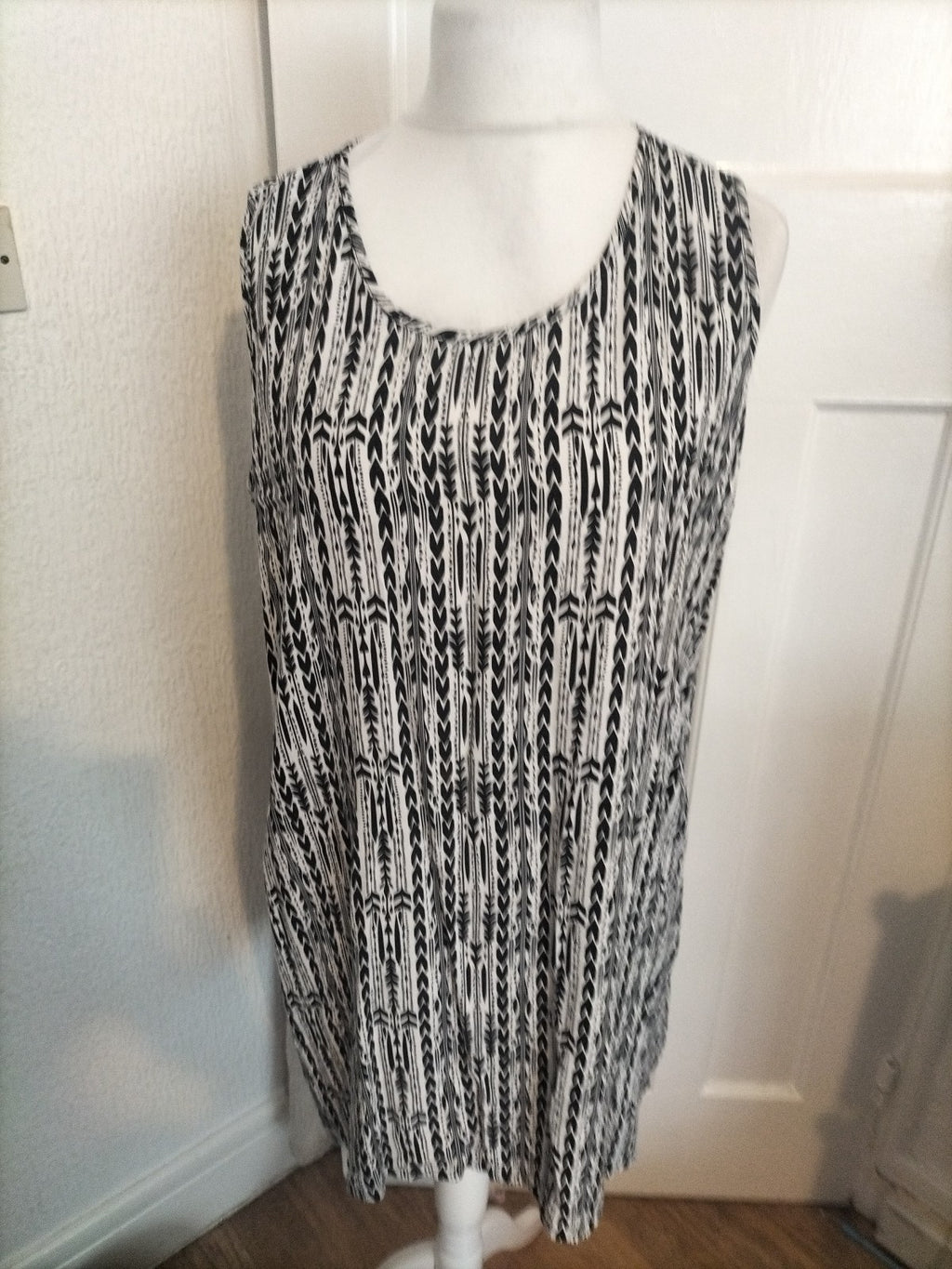 Ladies Animal Size 16 Black And White Patterned Sleeveless Round Neck Blouse