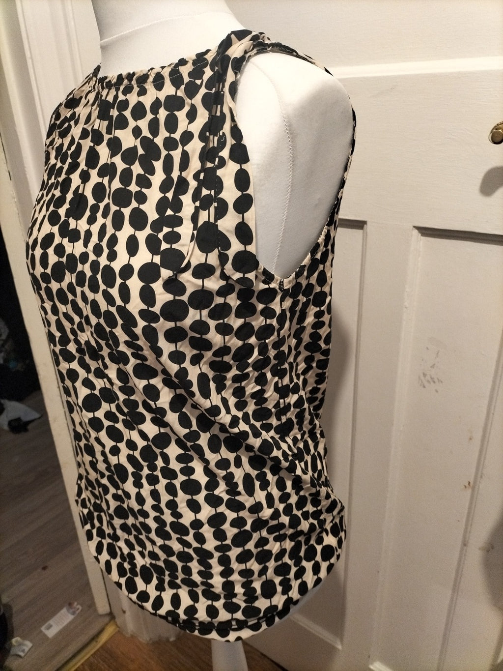 Ladies Top Win Size Large Pale Beige And Black Sleeveless Top