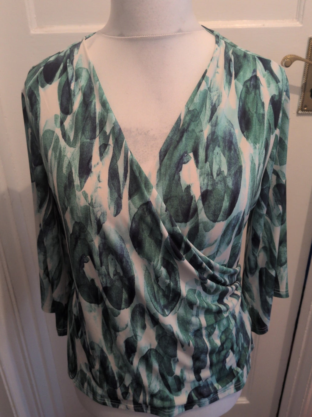 14 Green And White Floral Long Sleeve V Neck Crossover Blouse