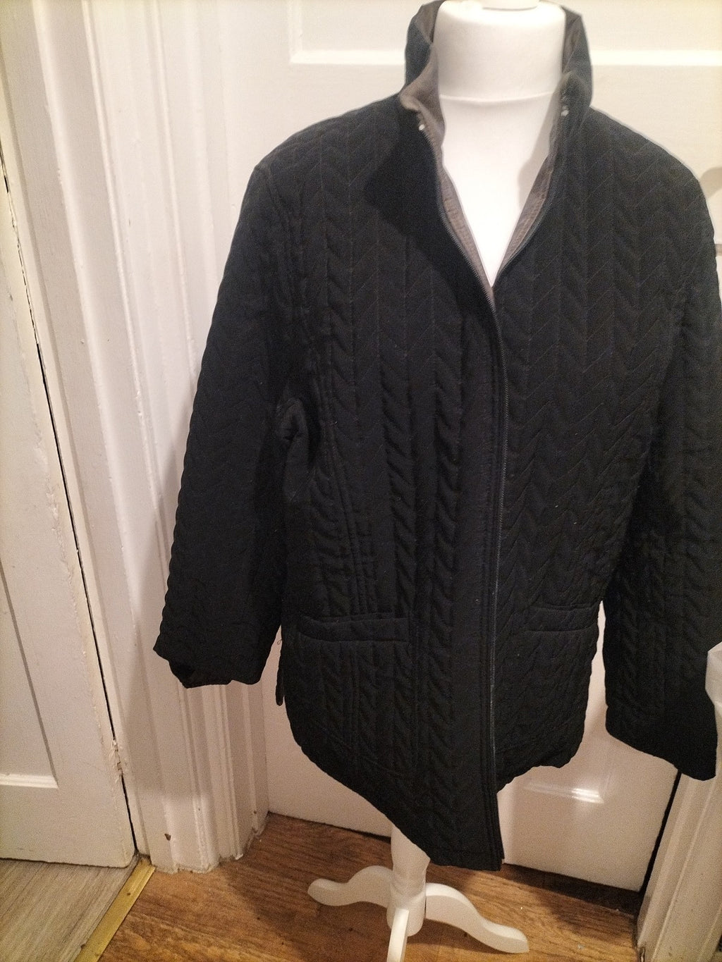 Ladies Size XL Black With Brown Lining Zipped Jacket