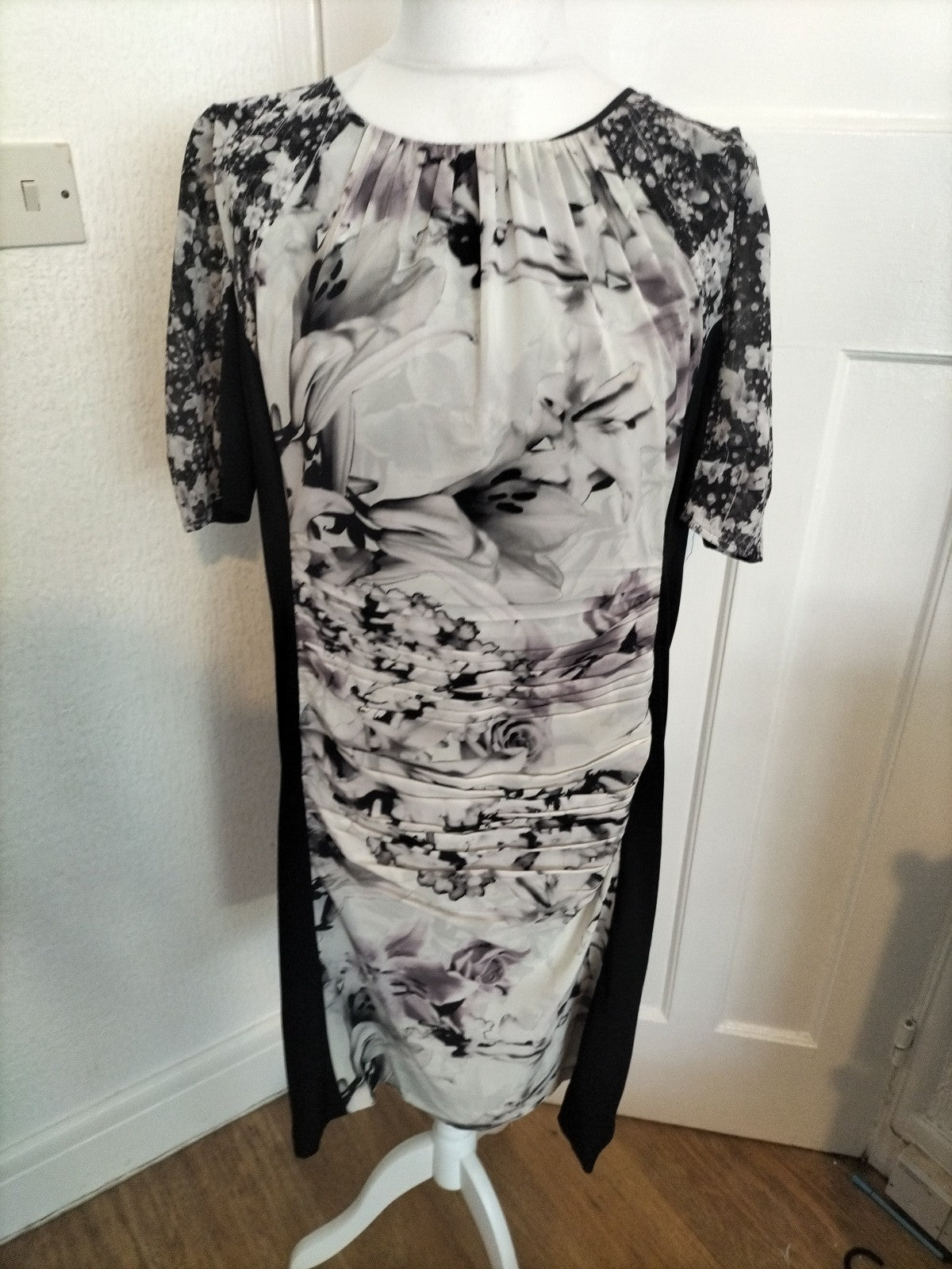 Ladies Kaliko Size 20 Black/White/Grey Floral Short Sleeved Dress