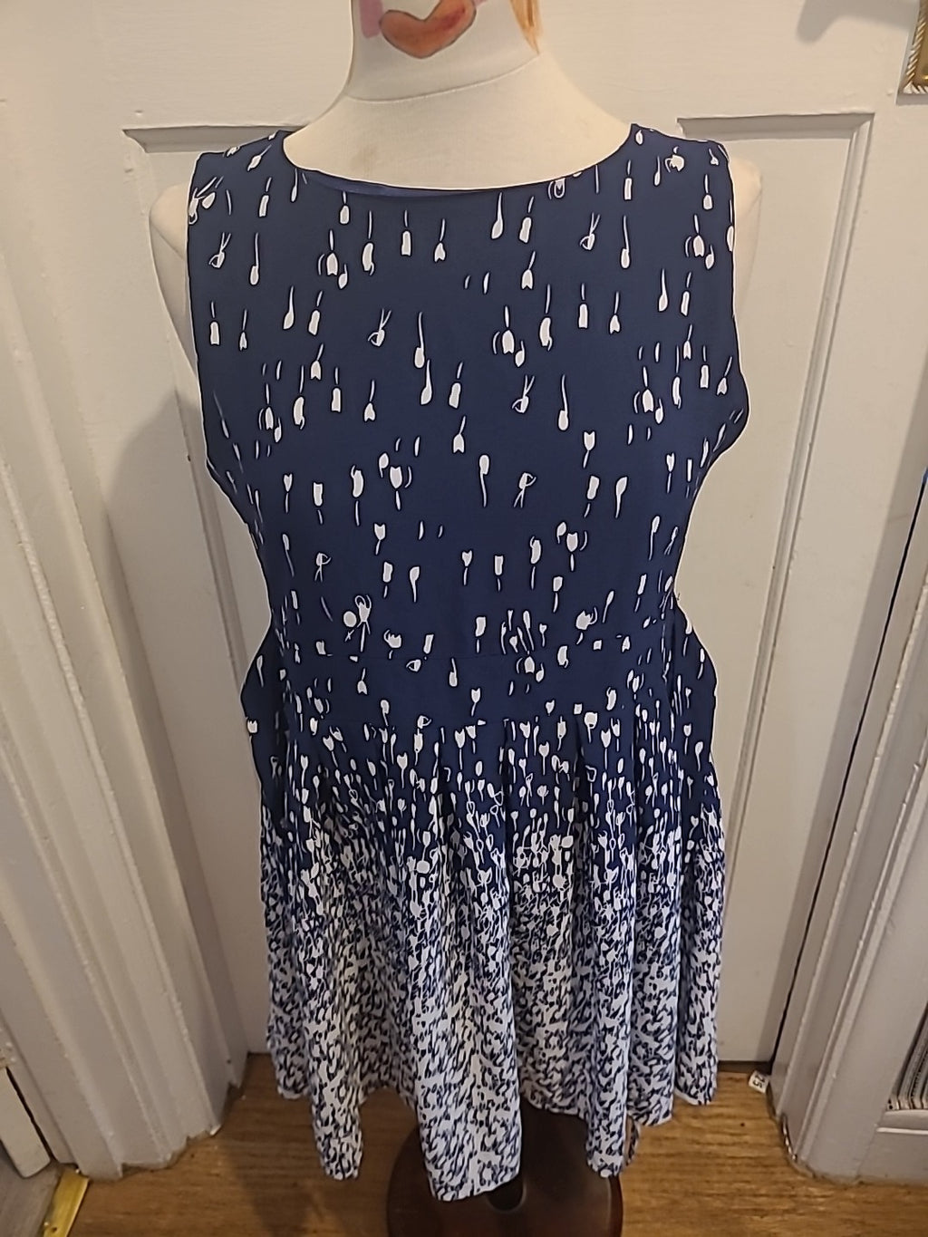 Ladies Tenki Size 12 Navy White Sleeveless Dress