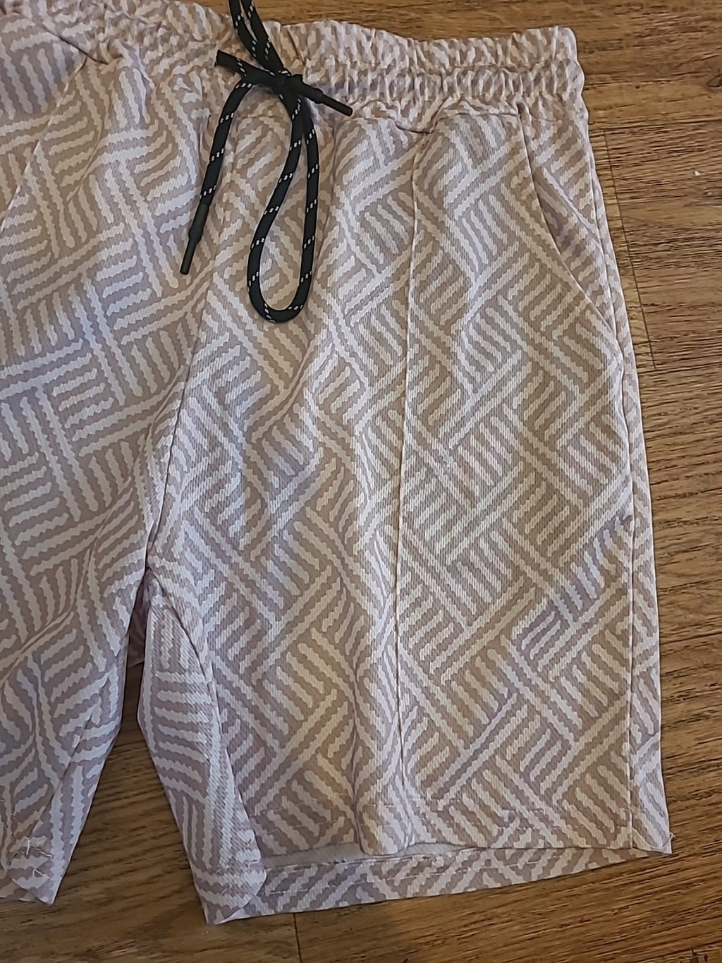 Ladies Size Small Beige White Elasticated Shorts